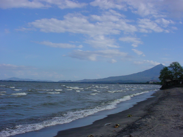 Lago Cocibolca, y al fondo el magestuoso volcan Mombacho